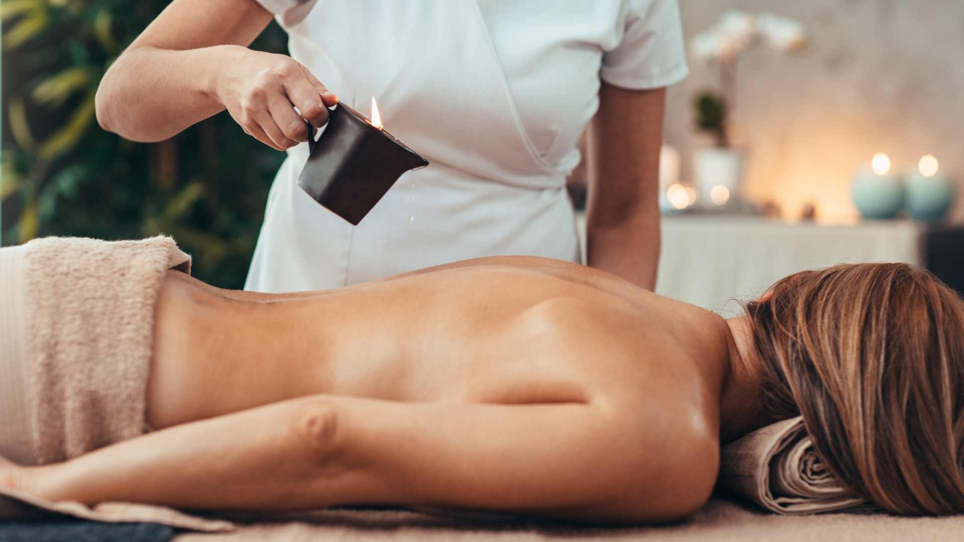 Masaż relaksacyjny całego ciała świecą aromaterapeutyczną